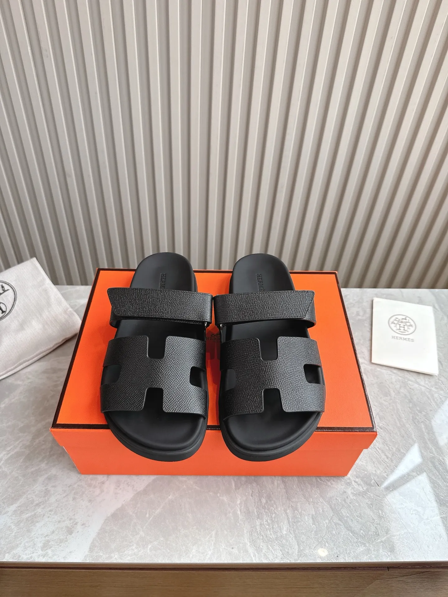 p480🐮🐮Couple model (top version) H family 2024 spring and summer new style HERMES Hermes' recently popular couple model pig nose angle sandals and slippers, paired with various colorful socks, popular. Upper: imported original deerskin (the genuine leather edging is not ordinary super migration). Lining: imported genuine leather. Outsole: Tpu non-slip and wear-resistant outsole. Size: Female 35-42 (40/42 non-returnable and non-exchangeable) Male size: 39-45 (45 non-refundable and non-exchangeable)